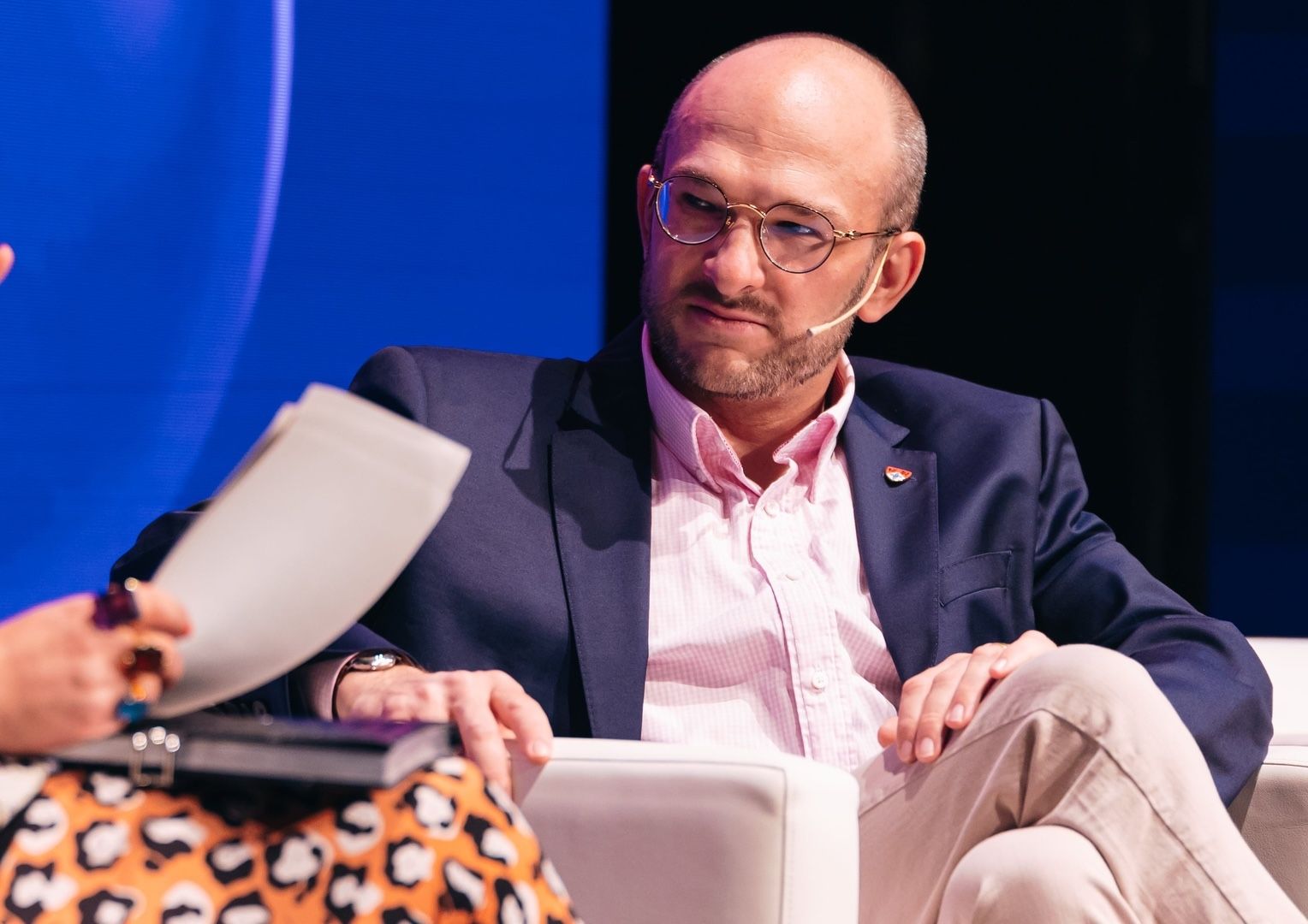 Brady speaking at a FIPP Madrid